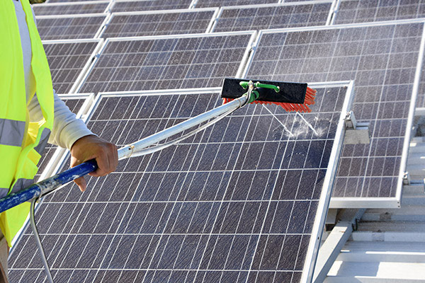 Reinigung von Photovoltaik-Anlagen 